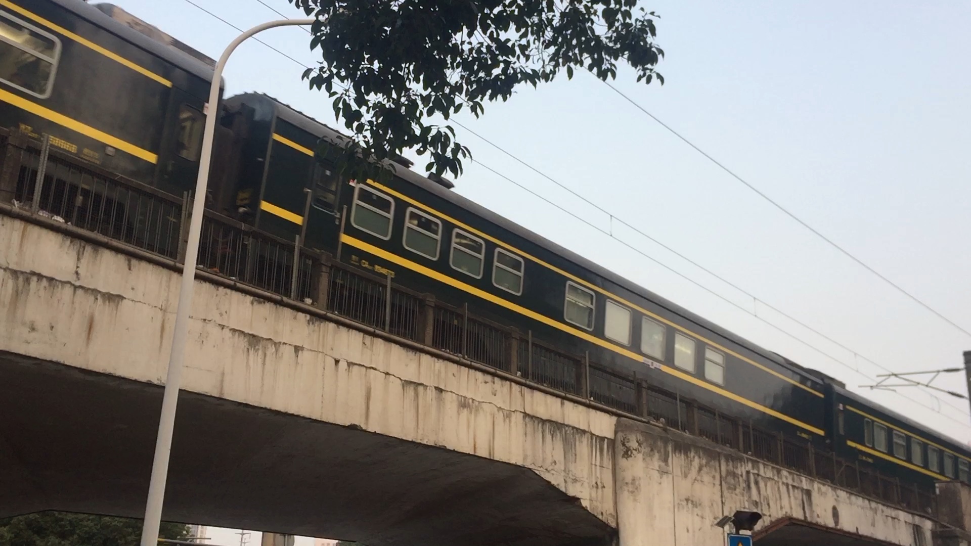 客车z2次通过本务hxd3d0513长沙北京西