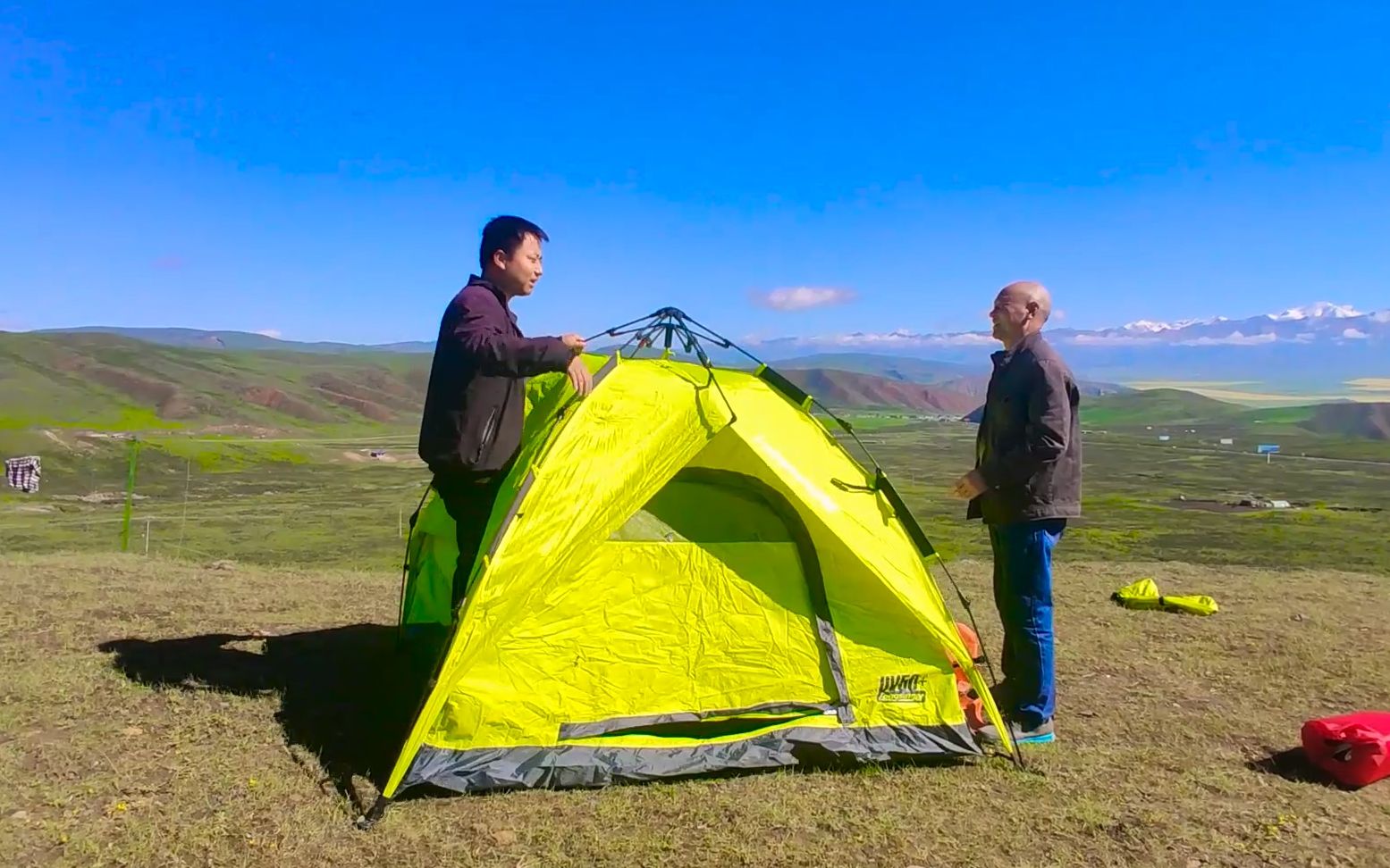 河南小夫妻穷游中国,6个人面包车睡不下,睡在帐篷里看日出