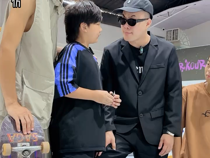 竟然敢来挑战我们滑脚怪老师 ,打脸了吧