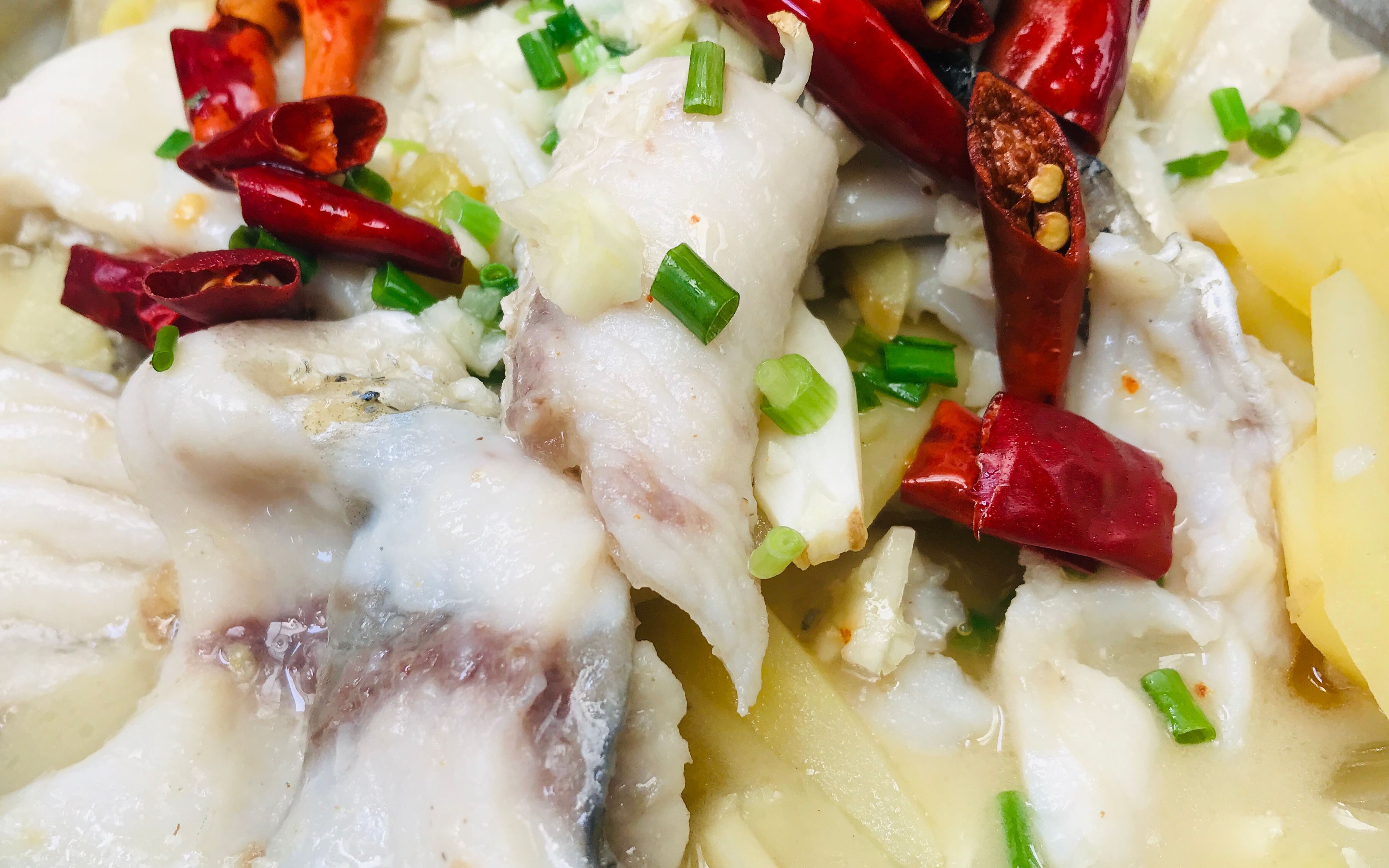 酸菜土豆和草鱼这样做酸爽开胃鱼片嫩滑下酒下饭都是好菜