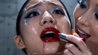 美女学生被转化为油面浓妆