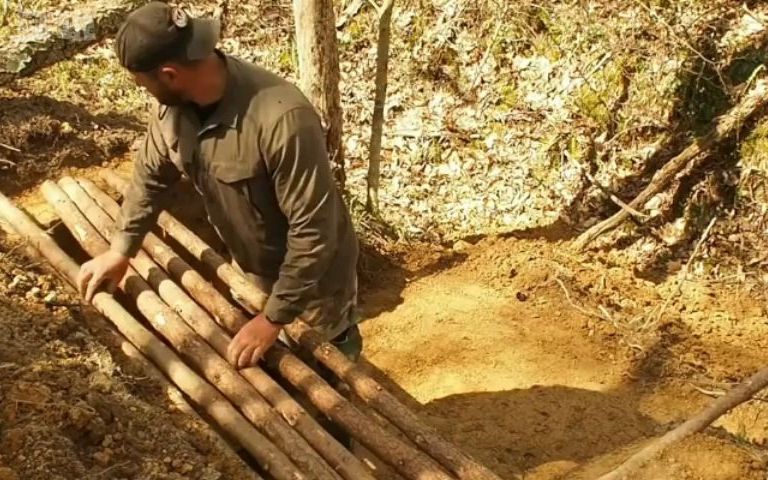 [图]在树林的斜坡下挖掘搭建一个地下庇护所丛林工艺建造矮人小屋过夜