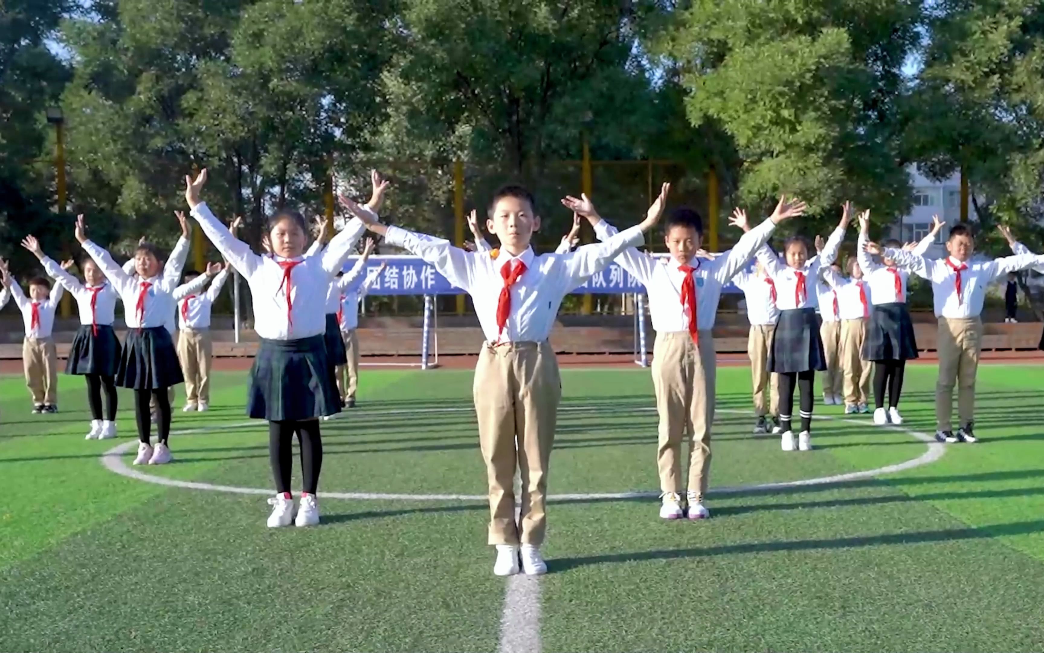 尊成公学“团结协作 奋勇向前”队列队形暨广播操比赛开赛啦,二到六年级的孩子们以班级为单位团结协作、奋勇向前,展示了尊成少年应有的风采——自由...