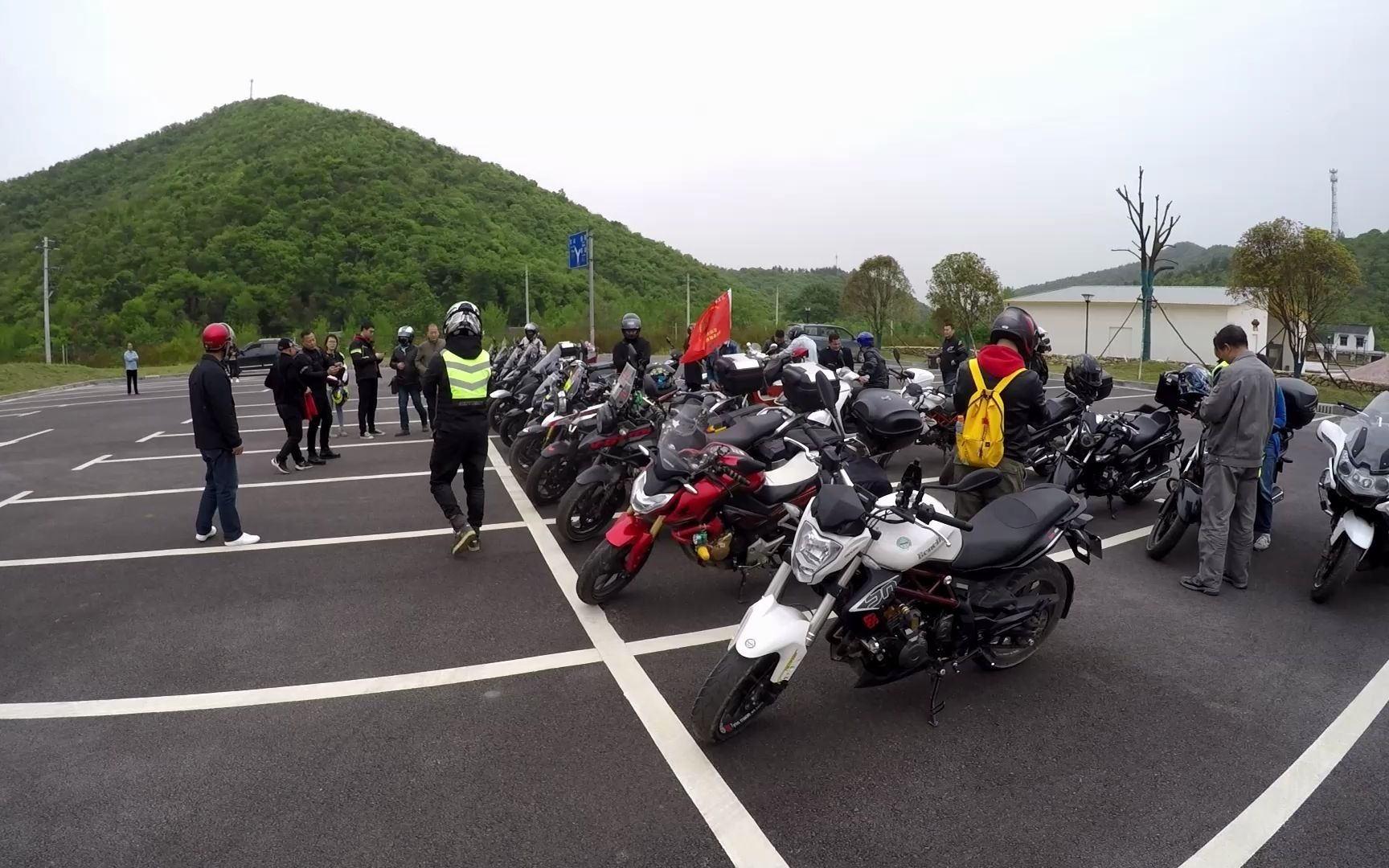 去摩托车车友会溜达了一圈