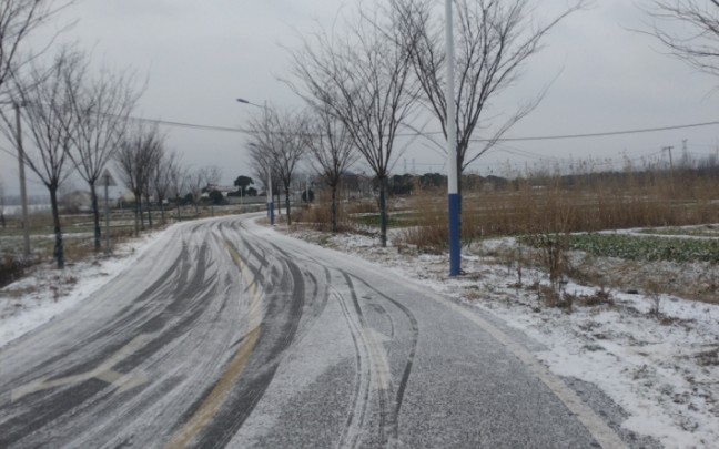 [图]八点的雪景，家乡的小路