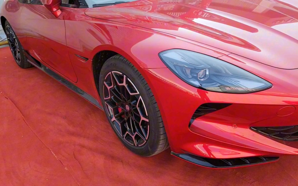 名爵纯电敞篷小跑车cyberster红色后驱,红绿灯起步加速足以秒杀路上98