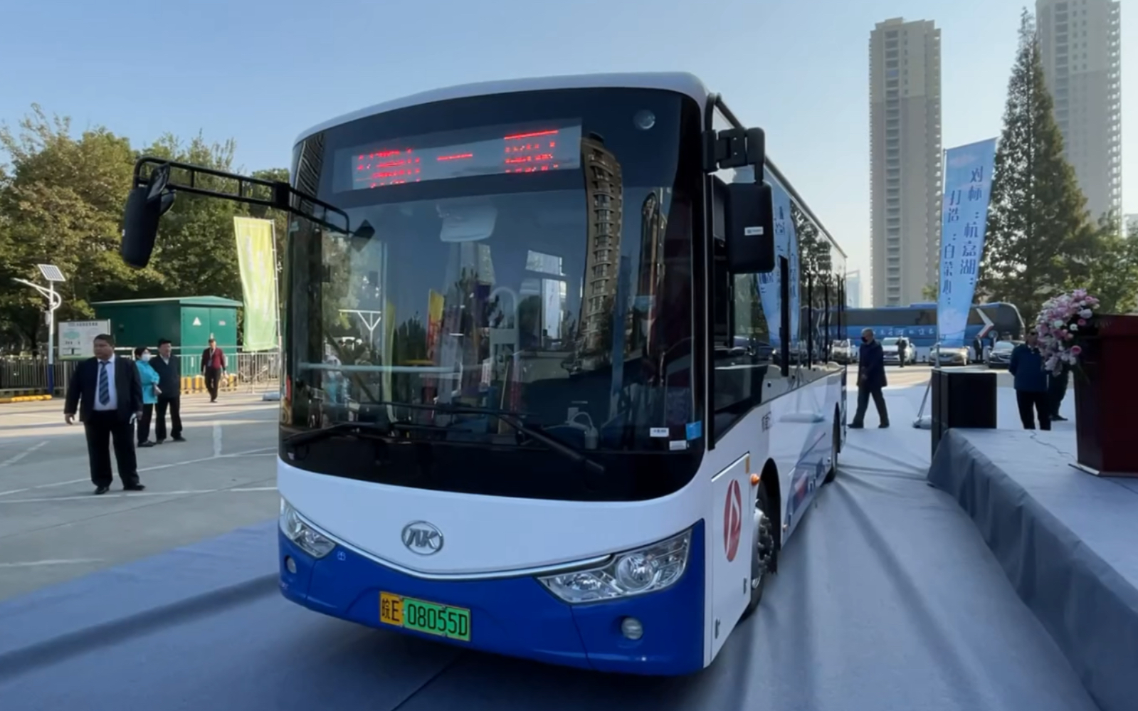 宁马城际公交开通首日现场报道2第四班车在开通仪式举行完毕后满载