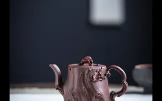 秋意树桩·毫升·紫泥·全手工嵌盖与壶身为一体，见线不见缝，气密性极佳，枝条花叶于壶盖，立体之感尽现，更是如鲜活之物，拿捏手感不滑不跑，舒适稳当