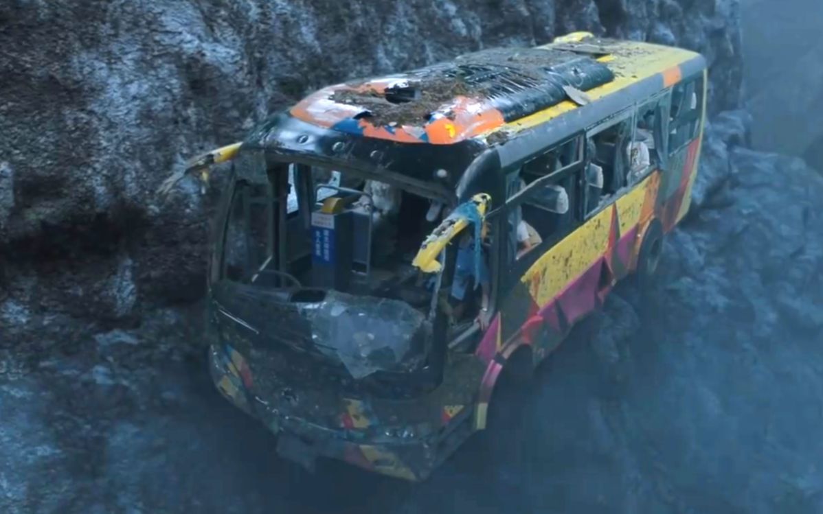 司机不慎将大巴车开到悬崖乘客只要一动车子就坠入深渊