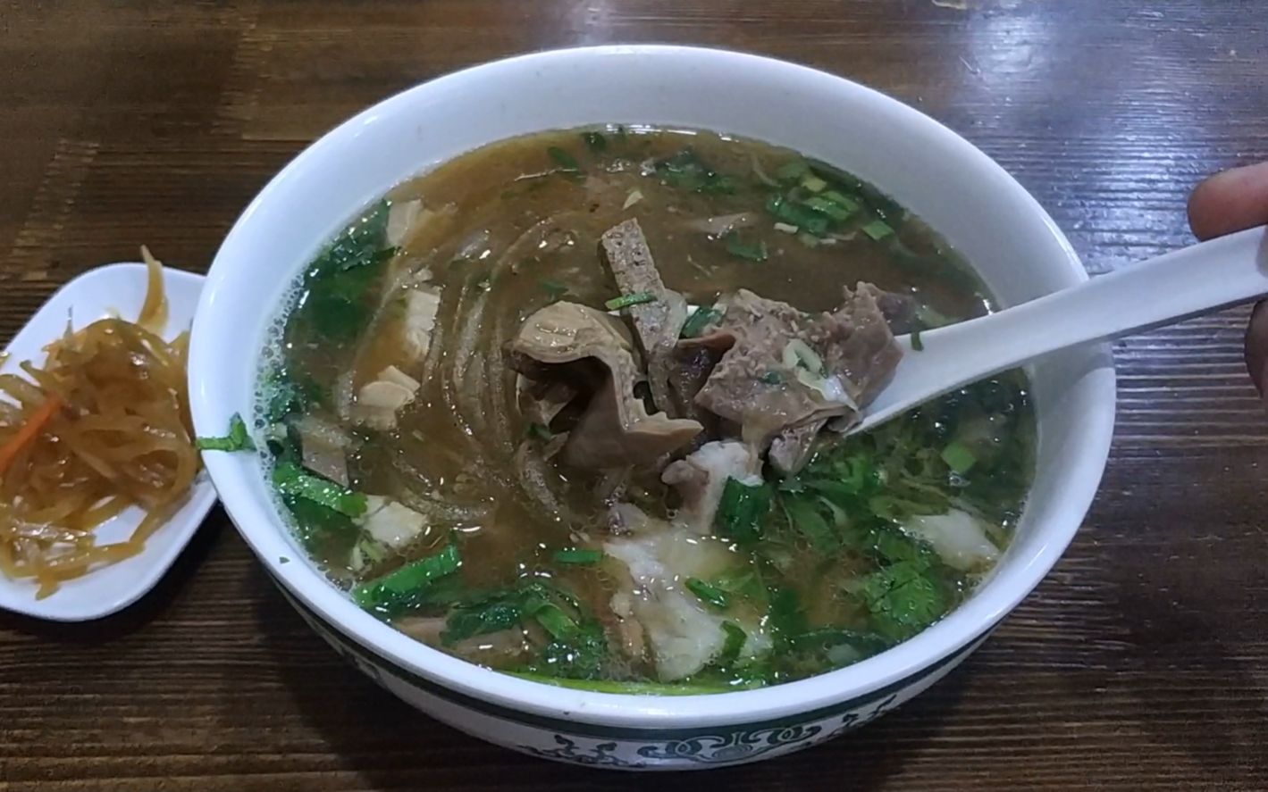 沧州街头美食之牛肉汤,30元一碗全牛汤,配上两个饼就有点吃撑了_哔哩