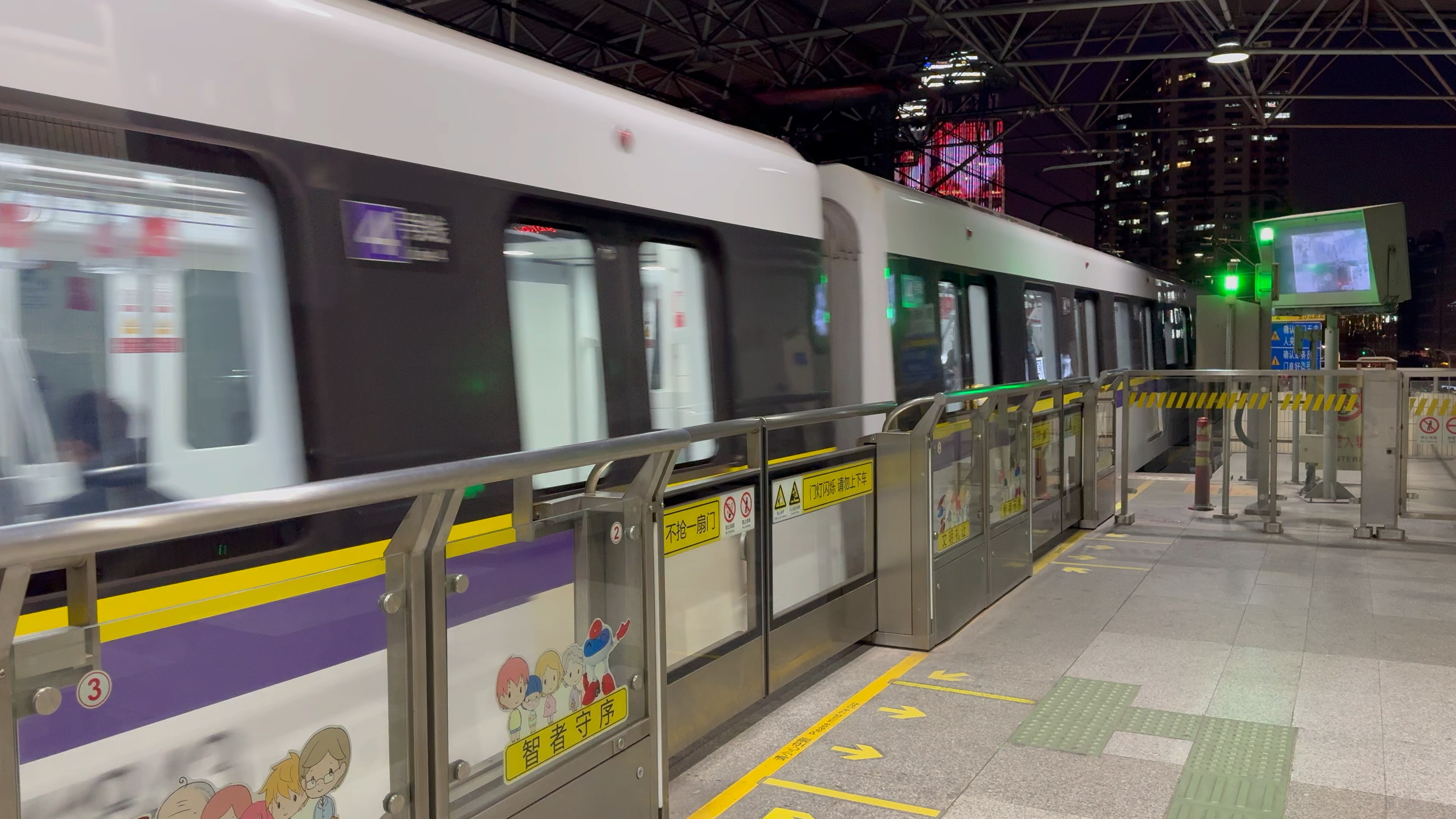 【上海地铁】4号线04a02型列车出曹杨路站