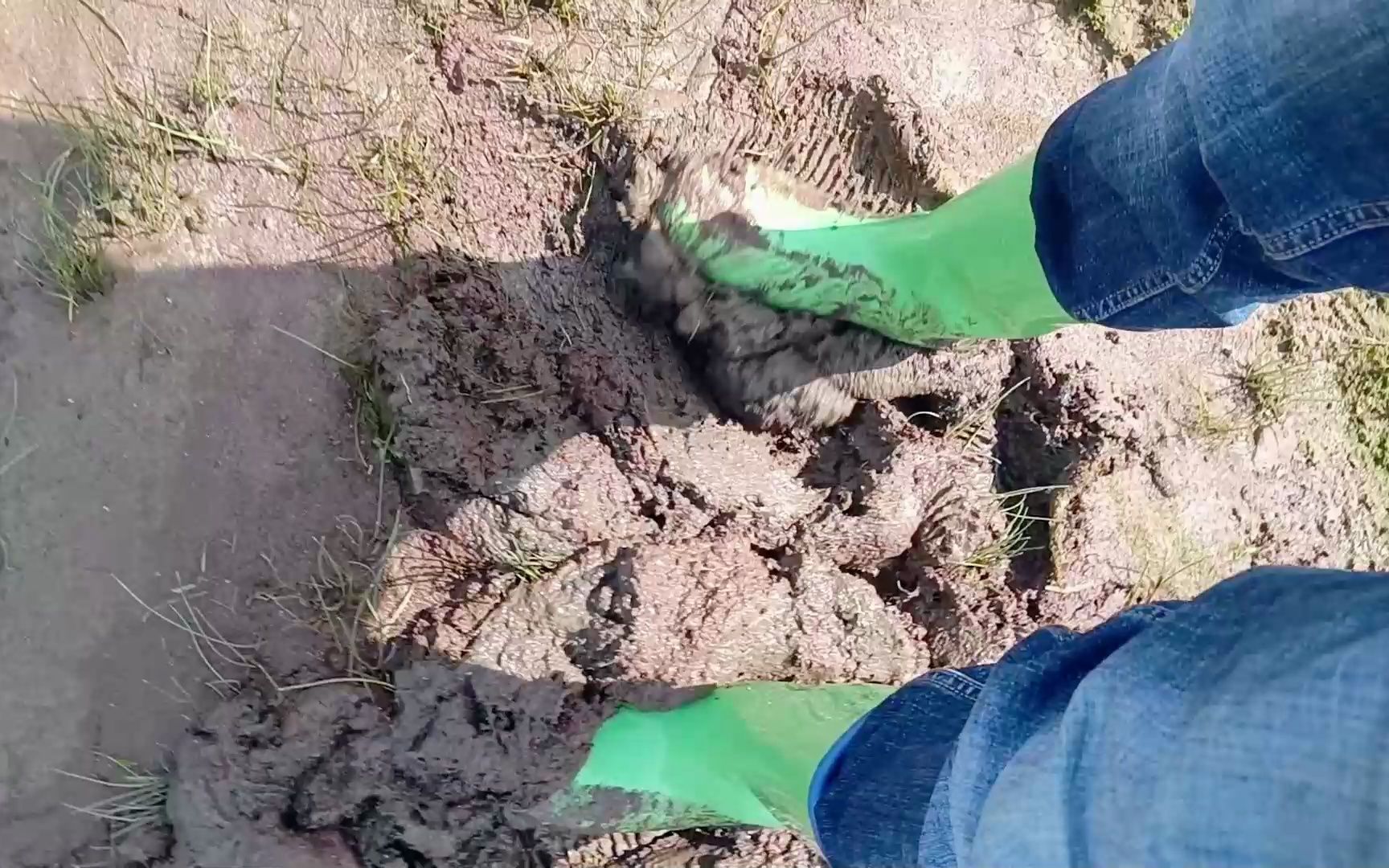 雨靴踩泥拔不出来图片