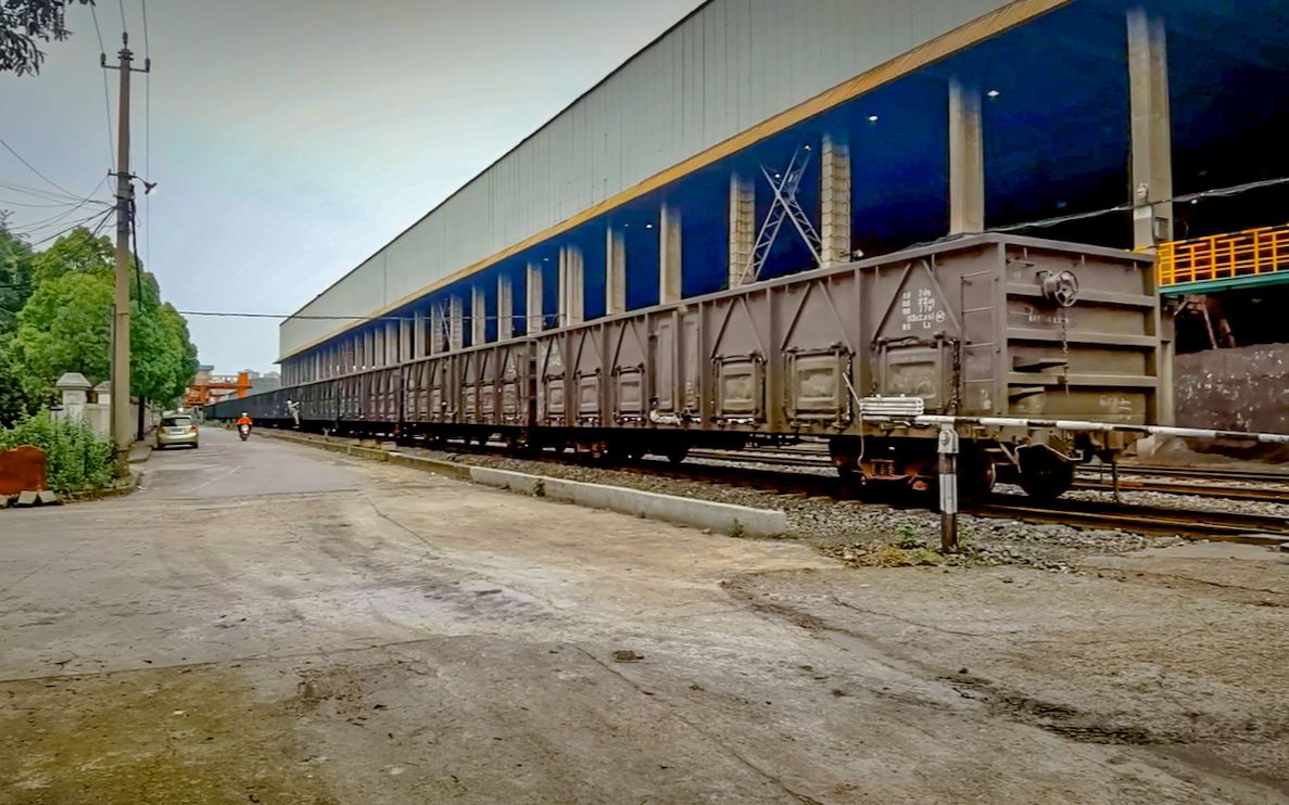 梅山铁矿选矿厂站内,df10ddb内燃机车倒推敞车驶入矿区