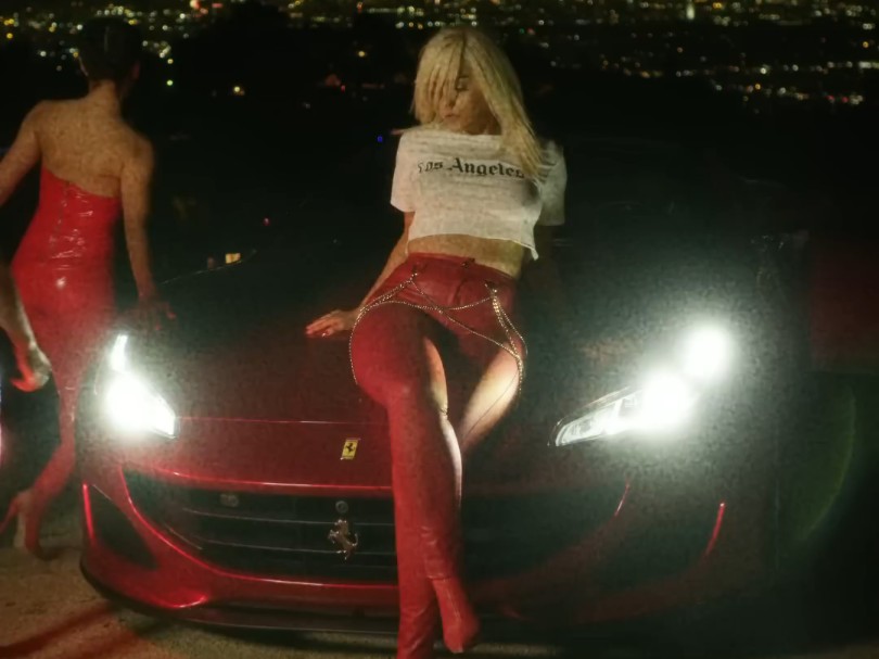 [图]【MV】Bebe Rexha - 《Ferrari》