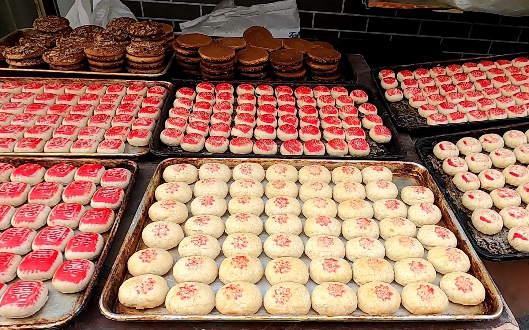 天津,西北角美食街区,买到了好吃的炸糕和乌豆