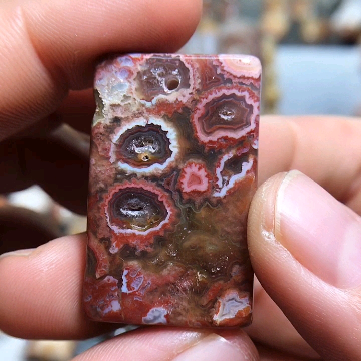 珊瑚玉红晶洞方牌