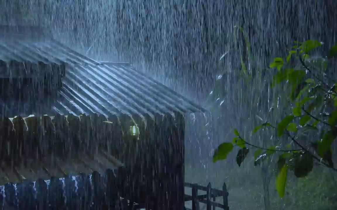 暴风雨之夜,金属屋顶上有强烈的暴雨和非常强烈的雷声