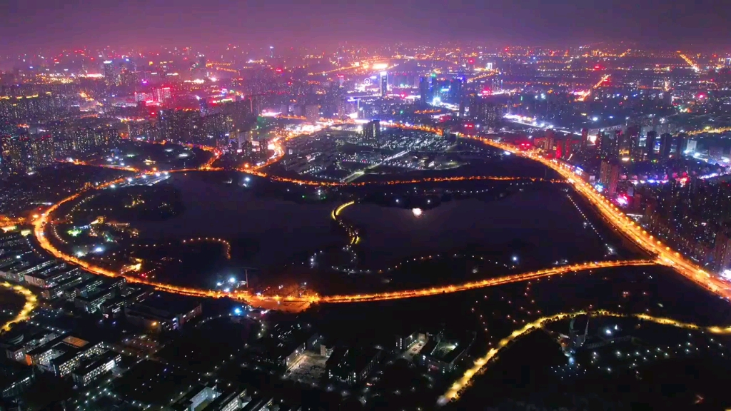 被爱心拥抱着的翡翠湖