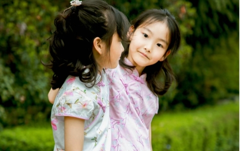 双胞胎姐妹宝宝穿旗袍