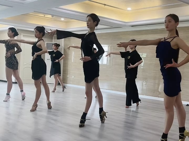 拉丁舞老师课堂 2024-05-19 10-12-07