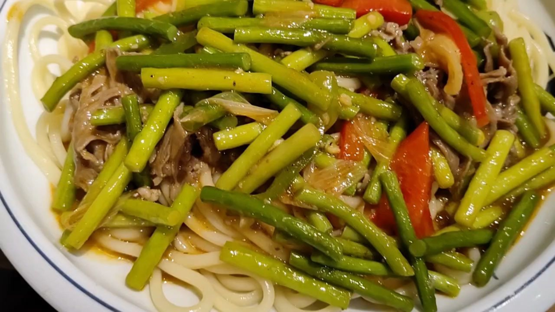 蒜苔牛肉盖浇面