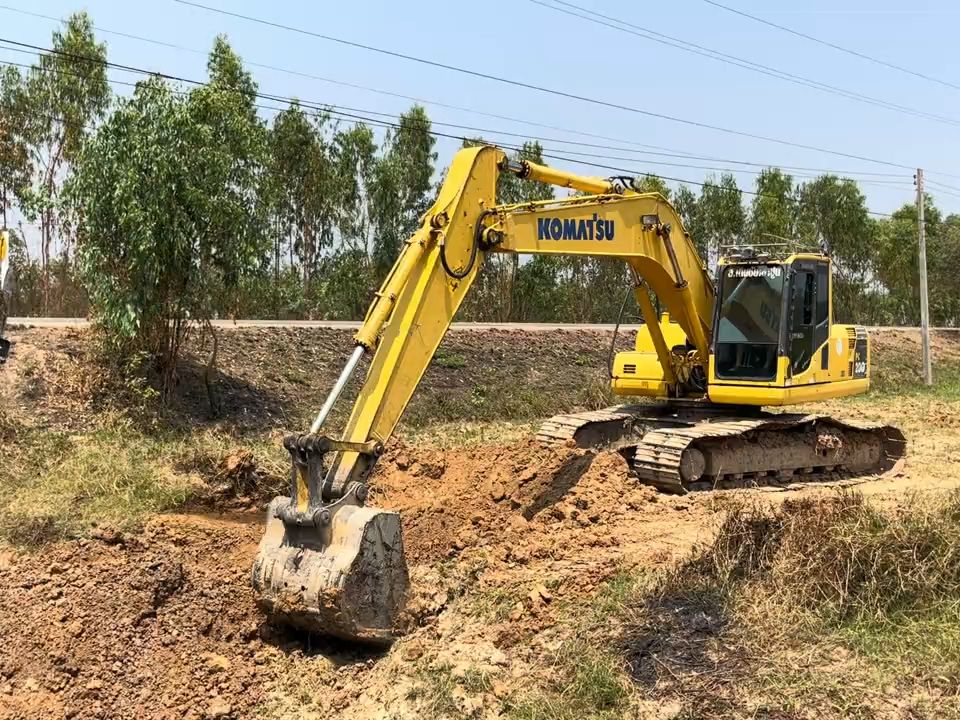 小松pc200-8挖掘机在泰国工地施工