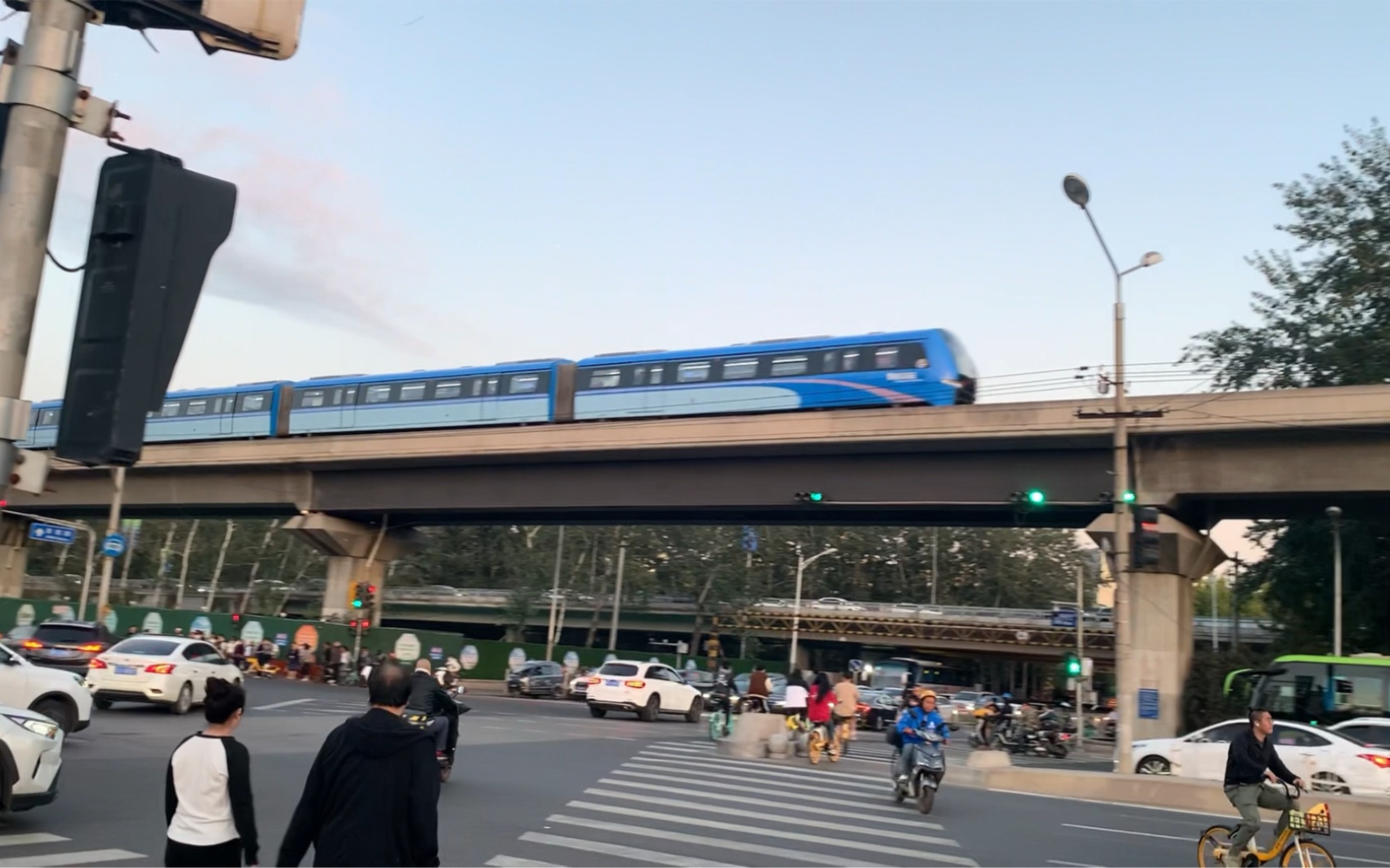 在望京南站附近拍摄首都机场线列车通过