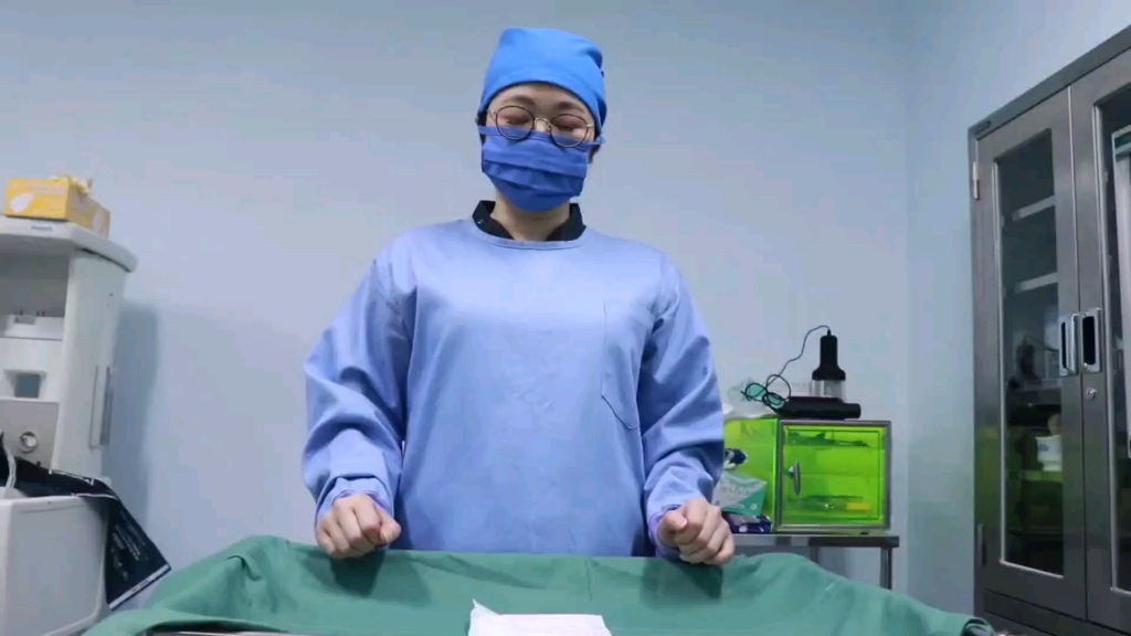 女医生戴好手术手套准备开始手术