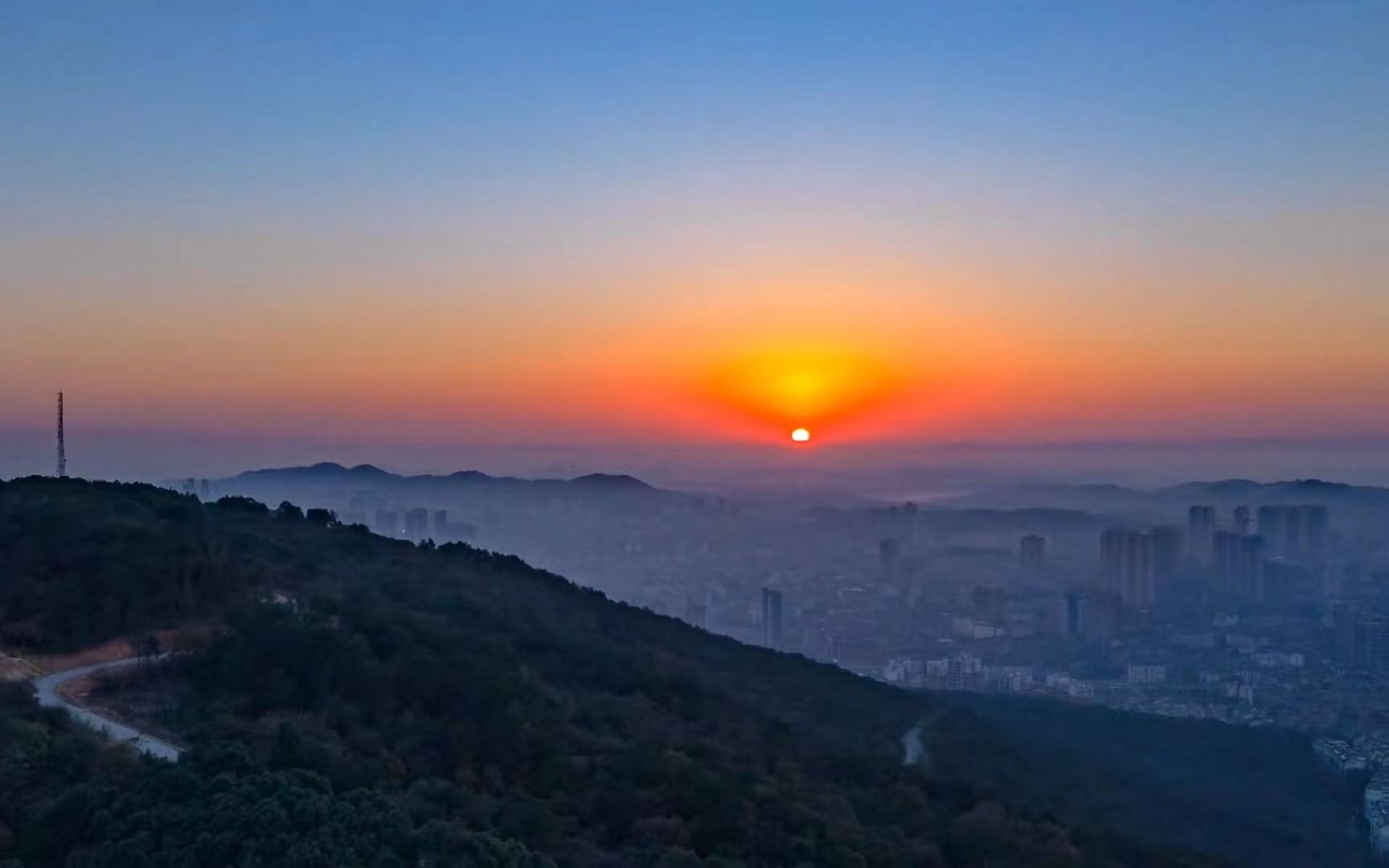 [图]凌晨三点起床，从学校骑车去22公里外的八分山看一场日出