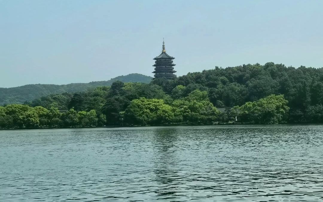 西湖中央看雷峰塔