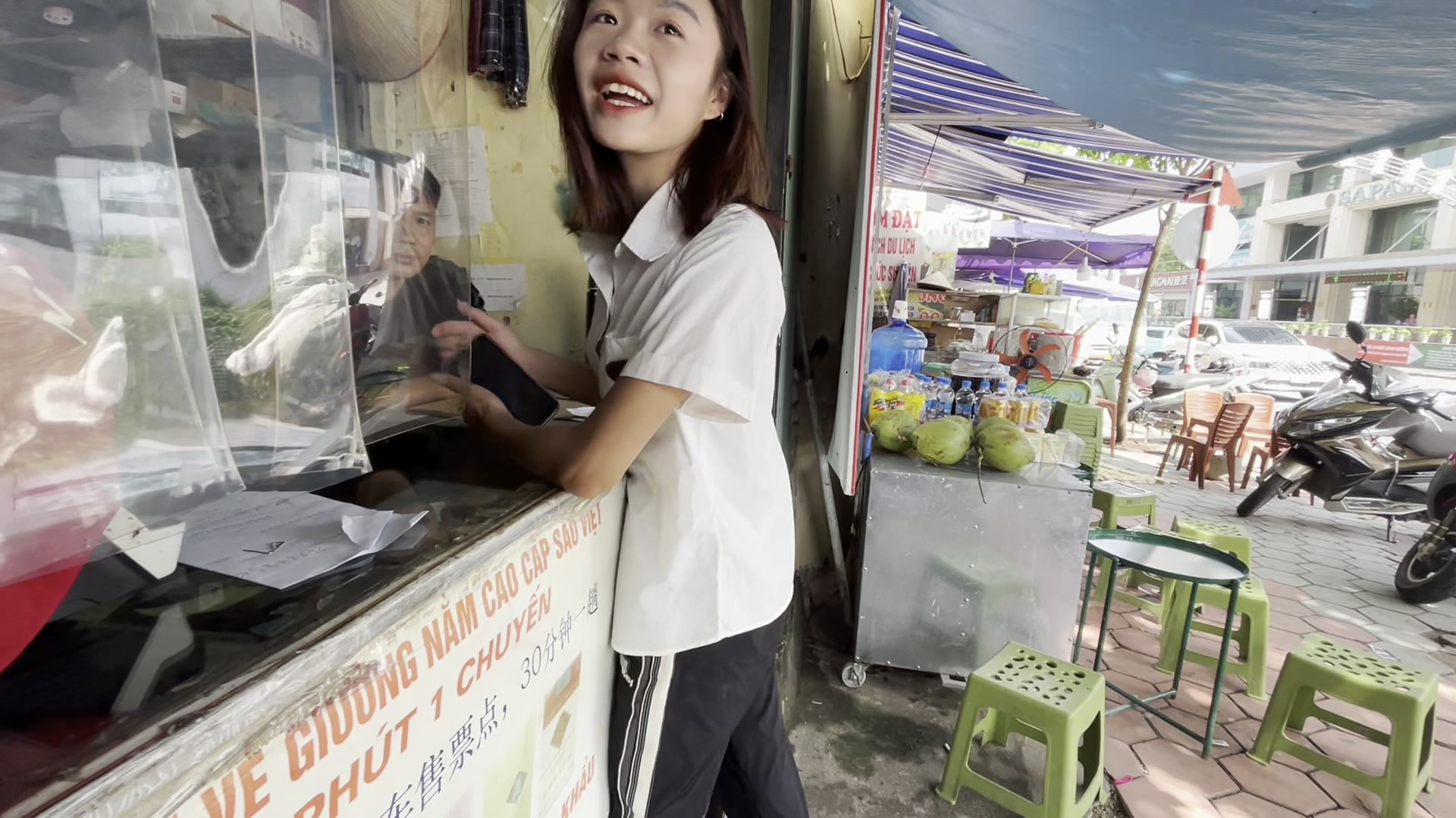 带越南女朋友来老街口岸办边民证,准备带她去中国哔哩哔哩bilibili