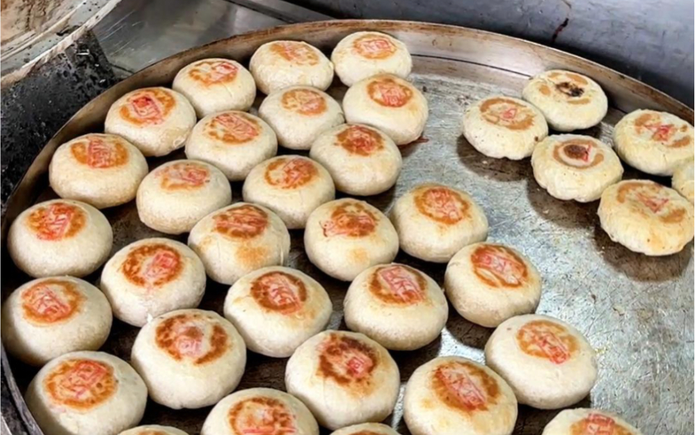 嘉兴街头纯手工鲜肉月饼 !一口爆汁!