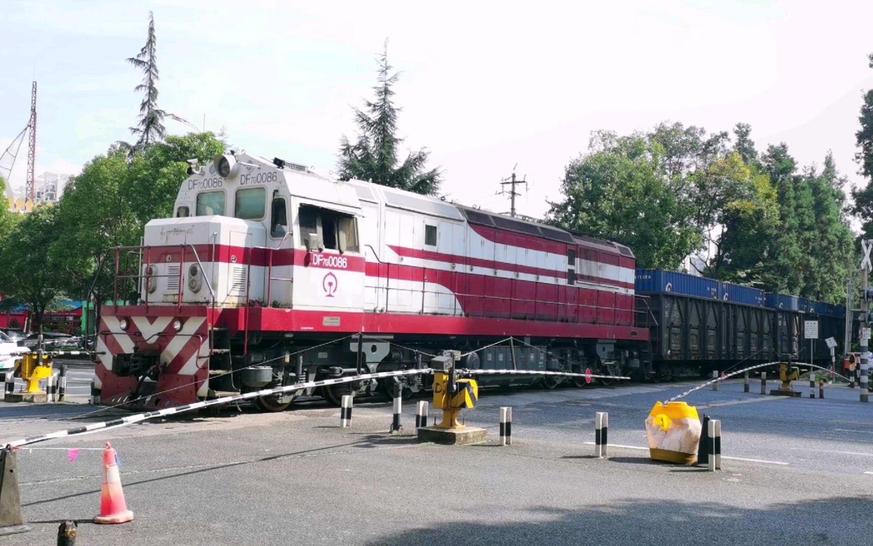 【昆明云冶专用线】df7g0086牵引集装箱列车通过兴苑路道口