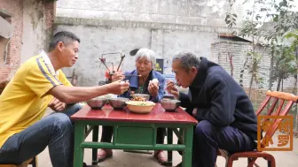 小罗特意给妈妈做了啥菜，妈妈笑开了花，还多吃了一个馍