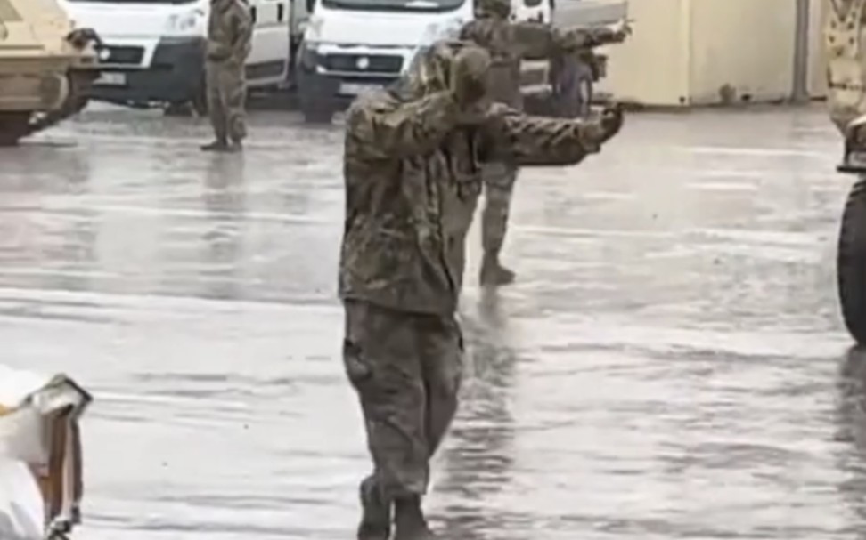 [图]在雨中跳舞的士兵