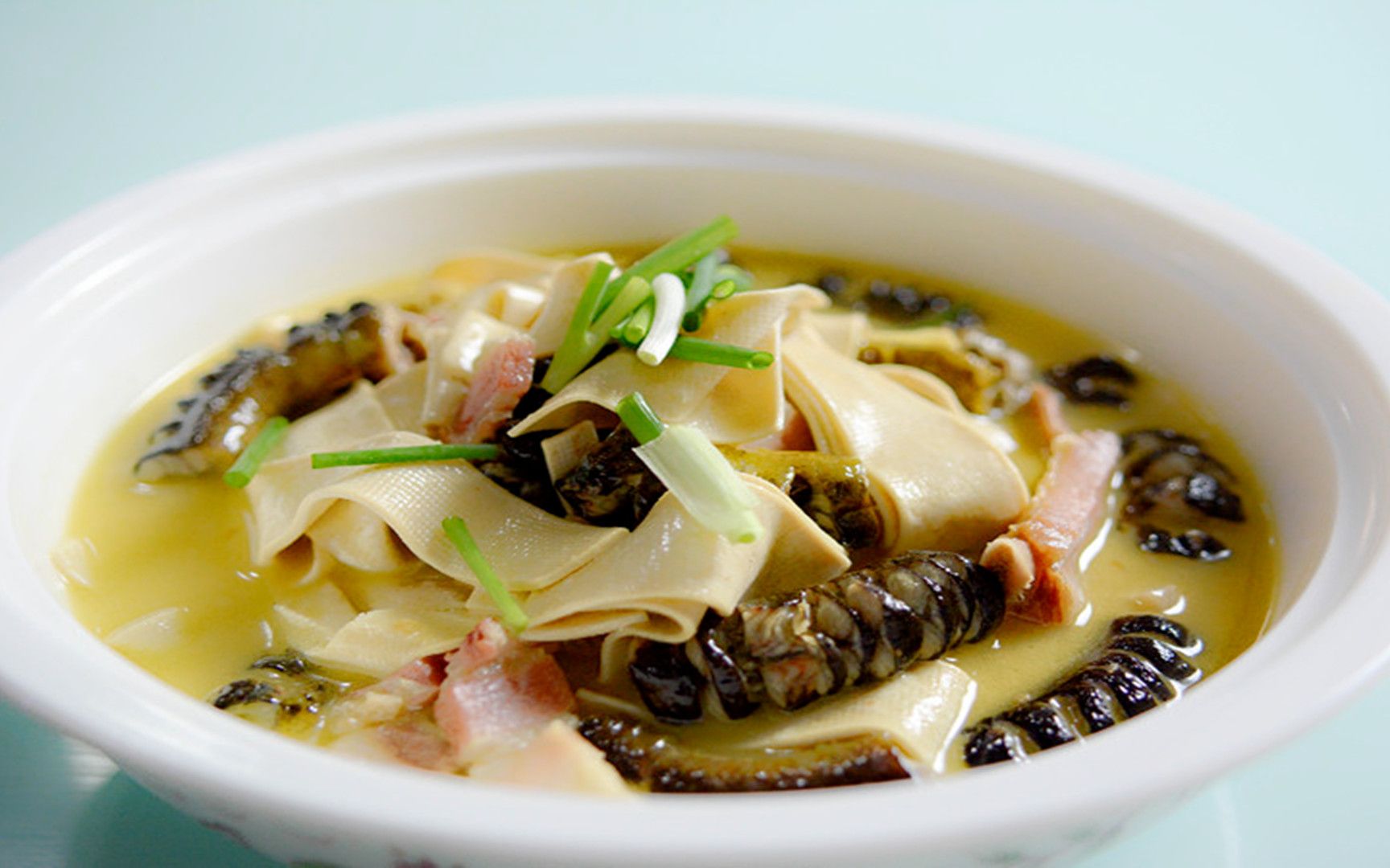 咸肉百叶烧长鱼大厨买到野生长鱼如获至宝咸肉的衬托创造出的美味震撼