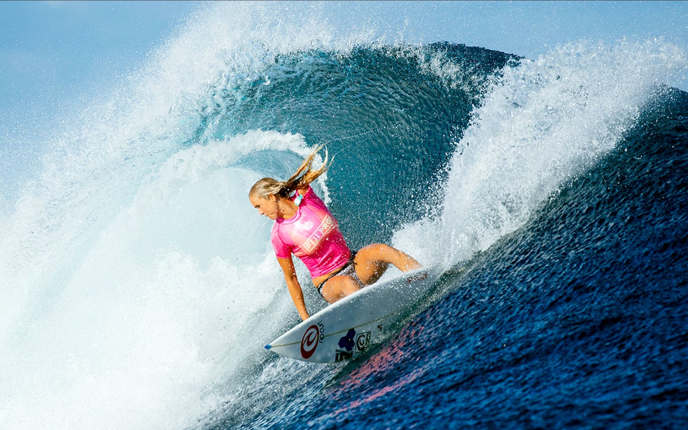 4岁就下海冲浪 被鲨鱼咬掉左臂 20岁独臂夺冲浪冠军