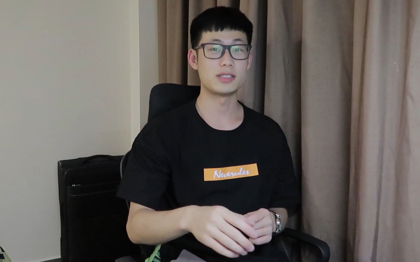 小白youtube十万粉丝奖牌开箱电影解说第一次露脸没有女装感谢大家的