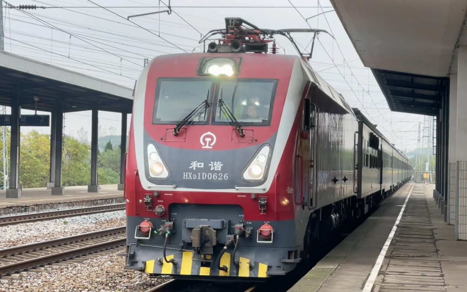 k1050次列车驶入巢湖站