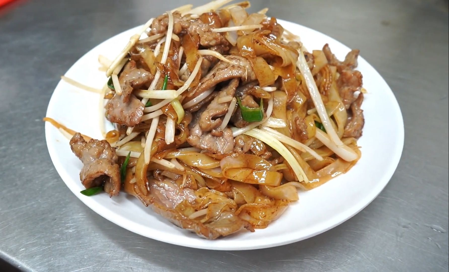 探秘香港街头经典美味:干炒牛河,吃一次就上瘾!