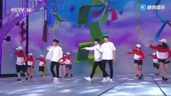 Скачать видео: TFBOYS现场演唱《大梦想家》