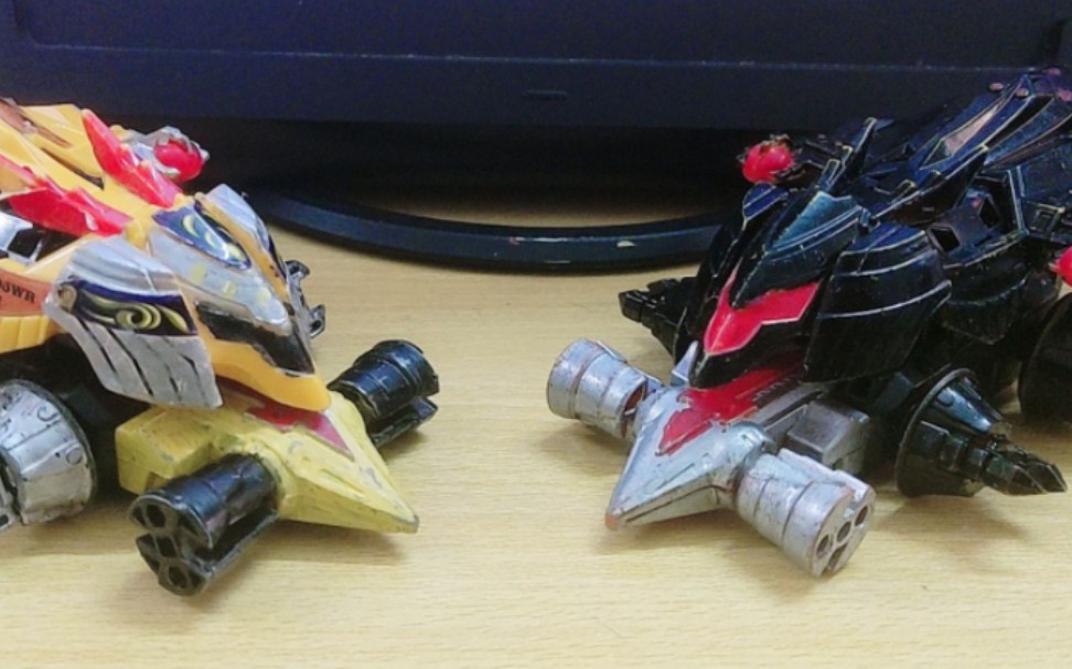 【激斗战车】双龙之战:铠辉vs异色铠辉