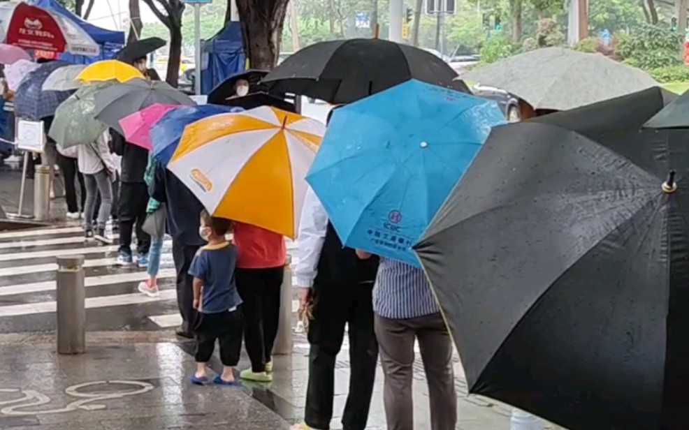 [图]广州疫情反复，下雨都在验核酸，什么时候是个头。