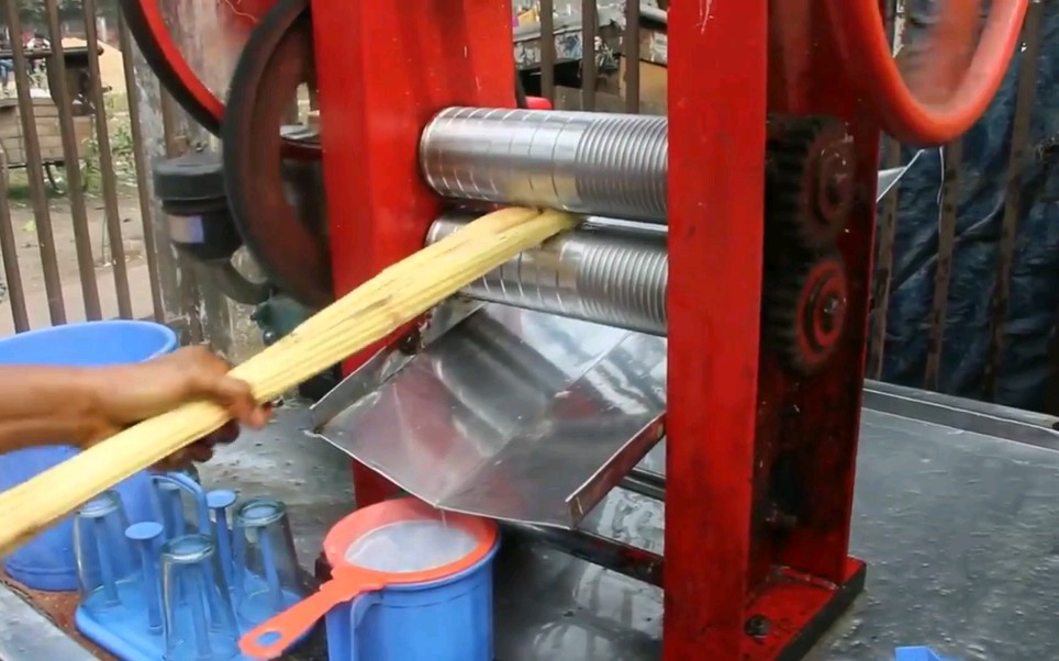 实拍西安街头的现榨鲜甘蔗汁,一杯20元,好喝就是有点贵