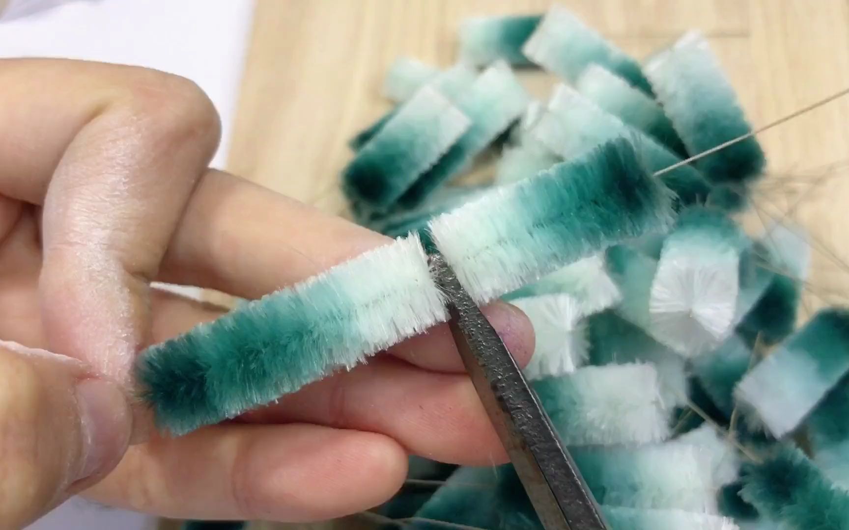 我做绒花最喜欢的步骤就是咔咔咔乱剪的时候,可惜太贵了