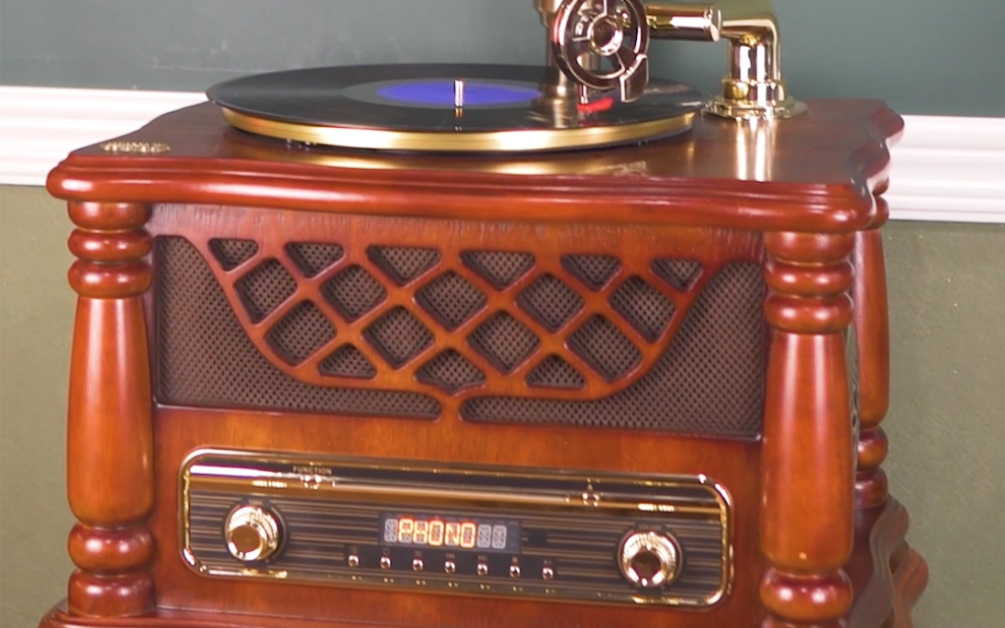 凯撒宾尼看到家里客厅空荡荡的少不了一台留声机