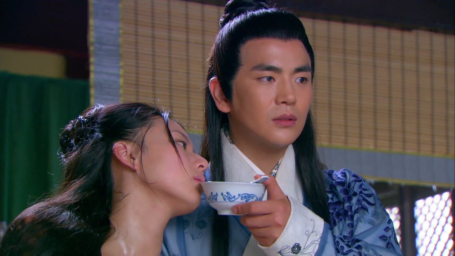 陆小凤与花满楼:飞燕受重伤没穿衣服,花满楼直接搂住喂药