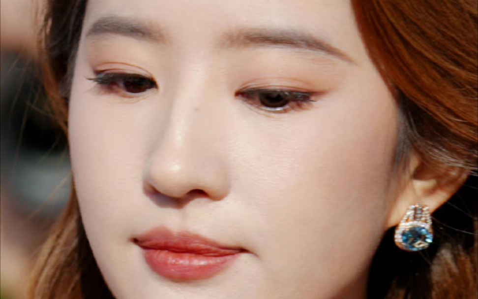 刘亦菲迪士尼星愿首映礼,手忙脚乱摆拍照pose,好可爱!