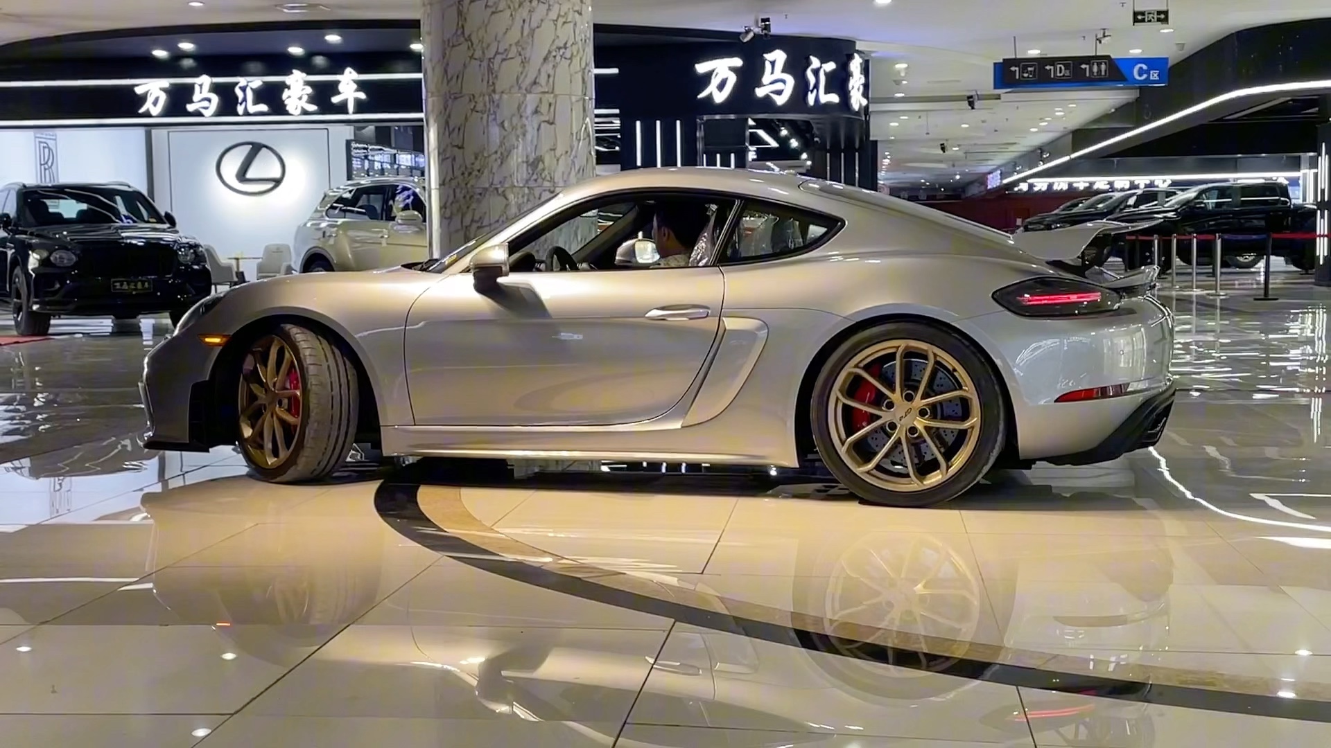 保时捷718caymangt4