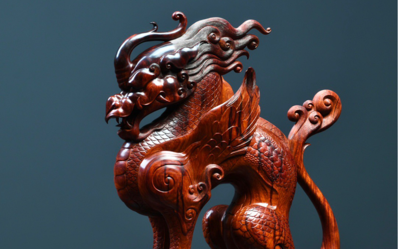 小叶紫檀——坐龙作品选用高密度二膘材质,刻龙呈蹲坐式,龙首微扬